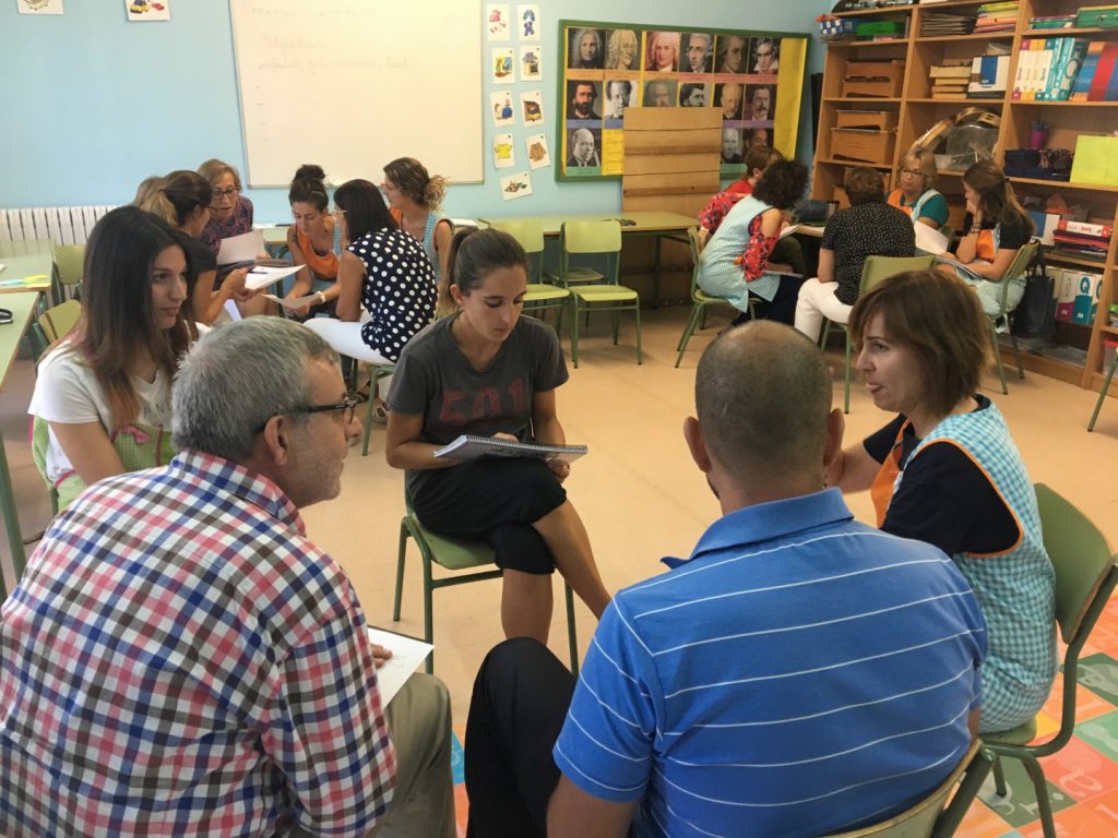 Reunió de mestres per reflexionar com volien que fos l'escola Saavedra l'any 2021.