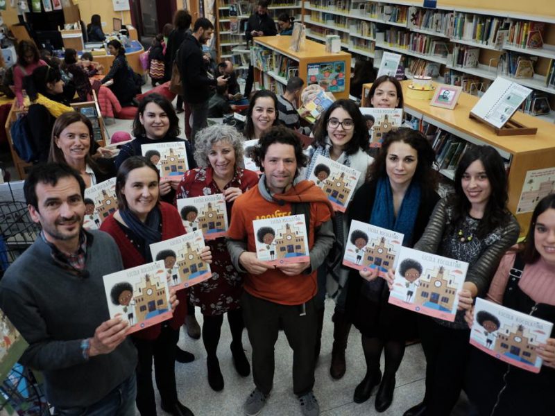 Los autores de la Escuela Chocolatina, Joan Rione y Armand, con las investigadoras que protagonizan el libro, en la Biblioteca Pública de Tarragona.