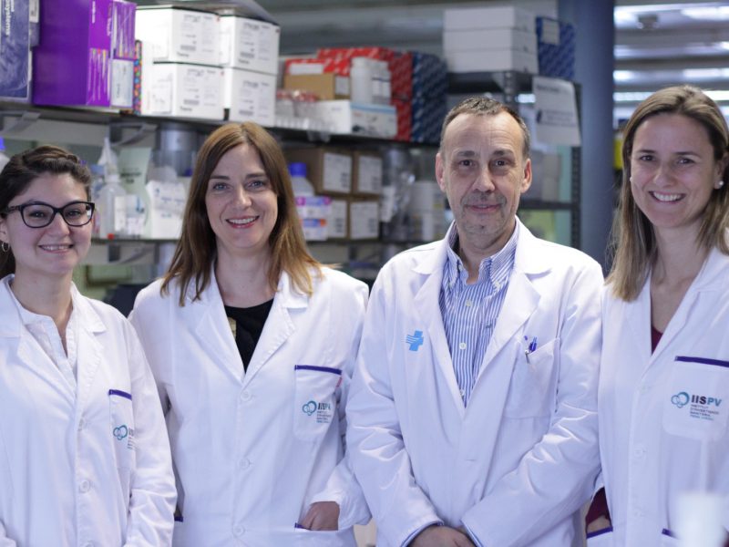 Sonia Fernández-Veledo y Joan Vendrell, en el centro, han liderado la investigación.