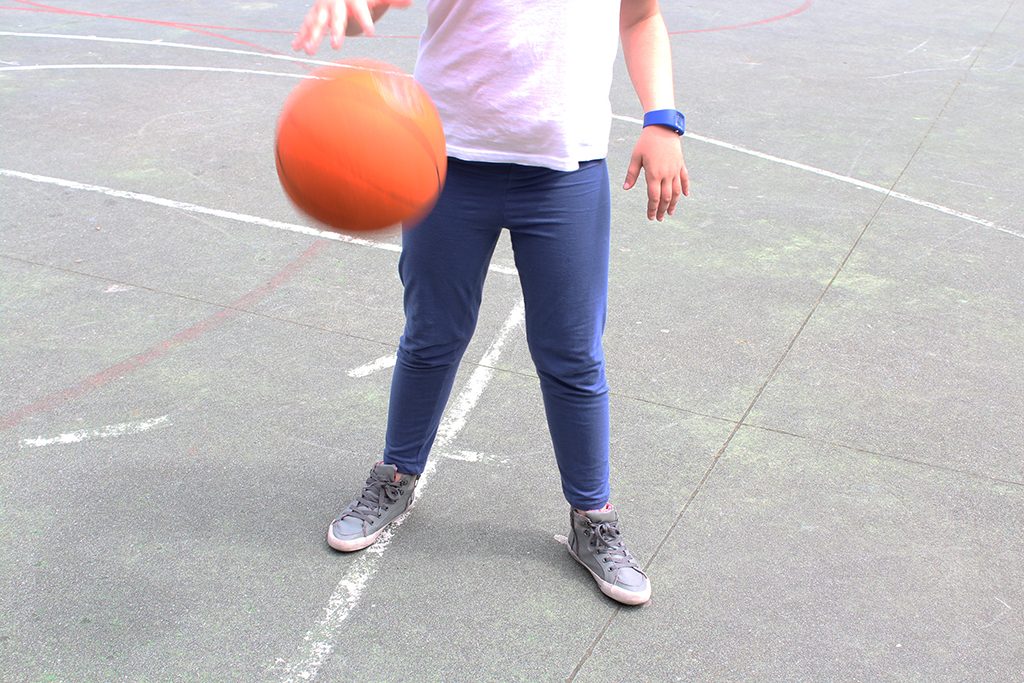 Infant jugant amb una pilota de bàsquet