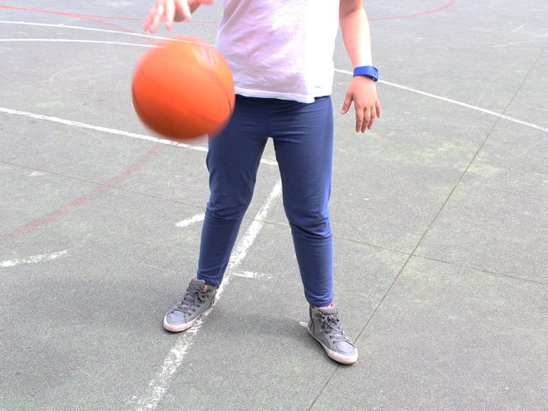 Niño jugando con una pelota de básquet