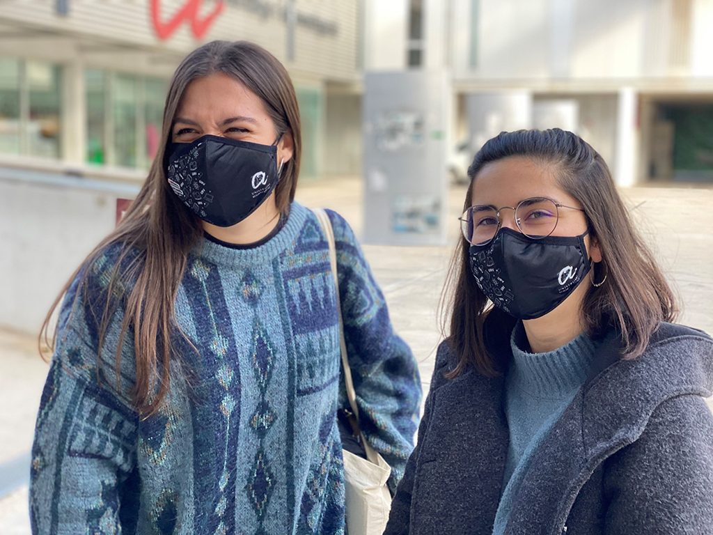 Dues estudiants amb la mascareta URV