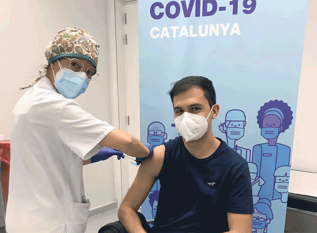 Un estudiant de medicina es vacuna contra el coronavirus