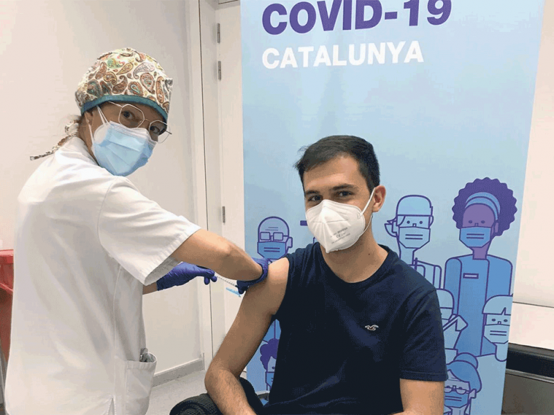 Un estudiant de medicina es vacuna contra el coronavirus