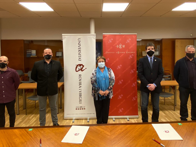 Signatura del conveni entr ela URV i l'Institut d'Estudis Vallencs