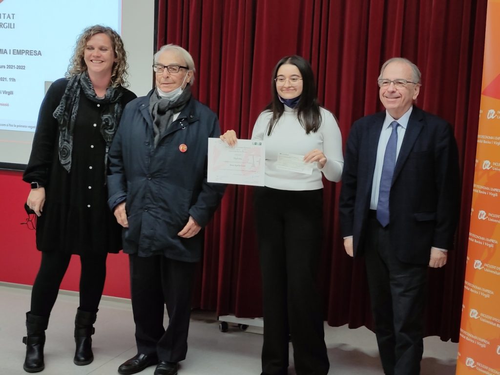 L'estudiant Elena Aguilar rep el premi de la Fundació Coll-Urgellès.