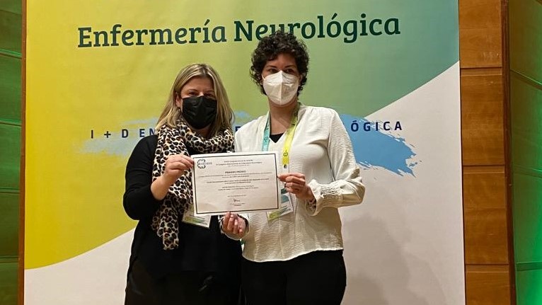 Mireia Larrosa rep el premi de la Societat Espanyola d'Infermeria Neurològica.