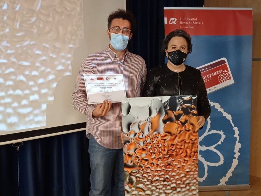 El primer premi del XIIè Concurs de Fotografia la Càtedra DOW-URV de Desenvolupament Sostenible ha estat per a Elías Sanchis Díaz, estudiant del grau de Medicina de la URV, per la fotografia “Tot respira”. Ha rebut un certificat i 250 euros.