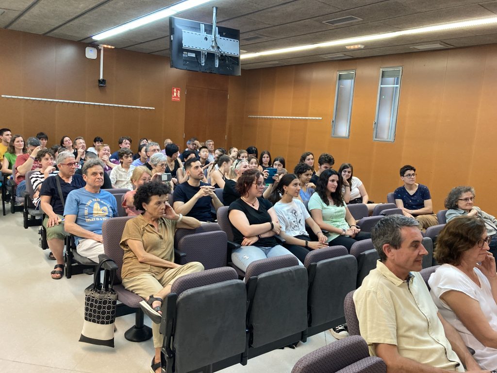 Alta assistència de familiars i participants a la sala de Graus del Campus Catalunya.