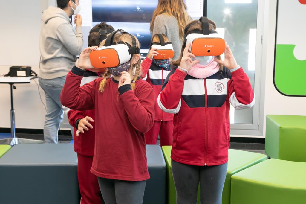 Alumnes d'infantil fan ús de les ulleres de realitat virtual durant una activitat a l'Aula Idees.