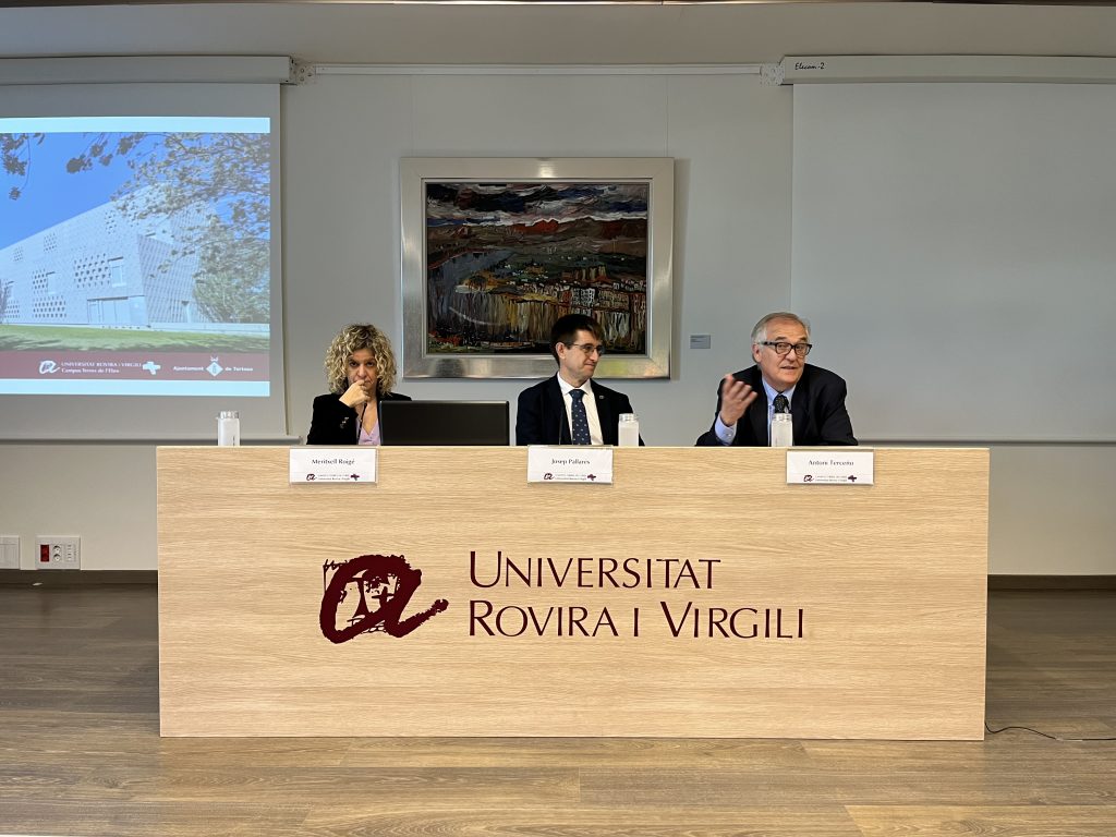 D'esquerra a dreta, l'alcaldessa de Tortosa, Meritxell Roigé, el rector de la URV, Josep Pallarès, i el degà de la Facultat d'Economia i Empresa, Antoni Terceño.