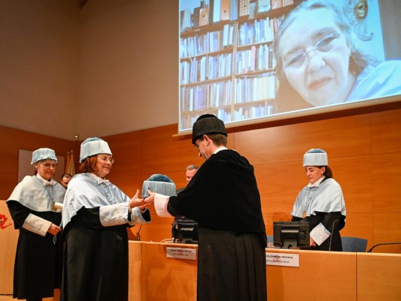 The rector, Josep Pallarès, hands the biretta to Dolors Comas d'Argemir, the sponsor of Marcela Lagarde, who attended the ceremony by videoconference from Mexico.