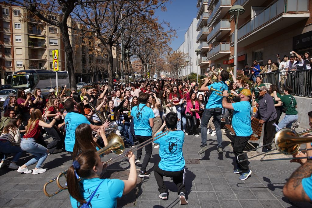 La festa va començar amb la Xaranga Pujats de To, que van conduir els participants des del campus Catalunya fins al Camp de Mart.