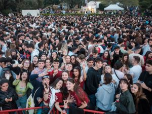 Estudiants als concerts de final de festa de la primera edició de la Festa Major de la URV.