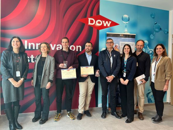 Eduard de les Heras García i Angus George Dobson, guanyadors del Work Experience Dow-ETSEQ 2022, amb els responsables de Dow Tarragona i l'ETSEQ.