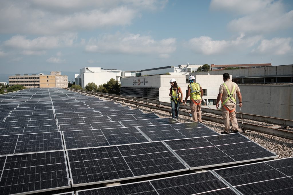 Instal·lació de plaques solars a la coberta de l'aulari del campus Sescelades.
