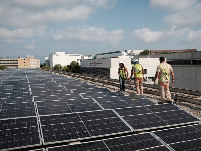 Instal·lació de plaques solars a la coberta de l'aulari del campus Sescelades.