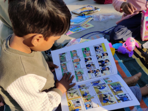 Els llibres faciliten l'aproximació a la lectoescriptura dels infants d’Udaipur, a l'Índia.