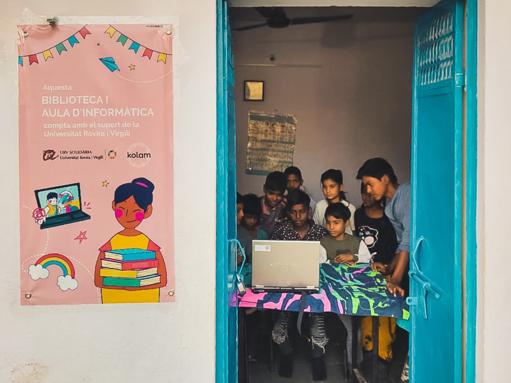 Biblioteca i aula d'informàtica de l'ONG Kolam, a l'Índia, amb el suport de la URV.