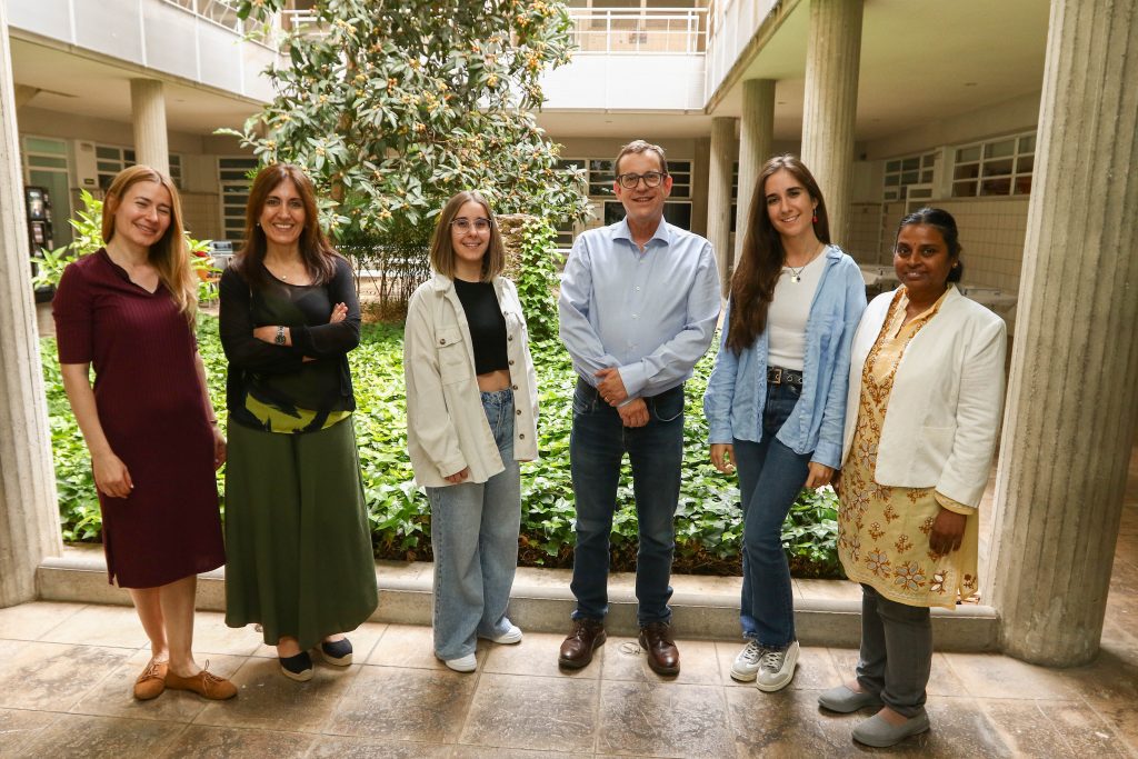 Equip investigador que ha participat en la recerca. D'esquerra a dreta: Natalia Dragusan, Nancy Babio, Sara de las Heras-Delgado, Jordi Salas-Salvadó, Èrica Cunillera i Sageetha Syham.