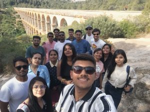 Els estudiants de la United University, durant una de les visites culturals al Pont del Diable