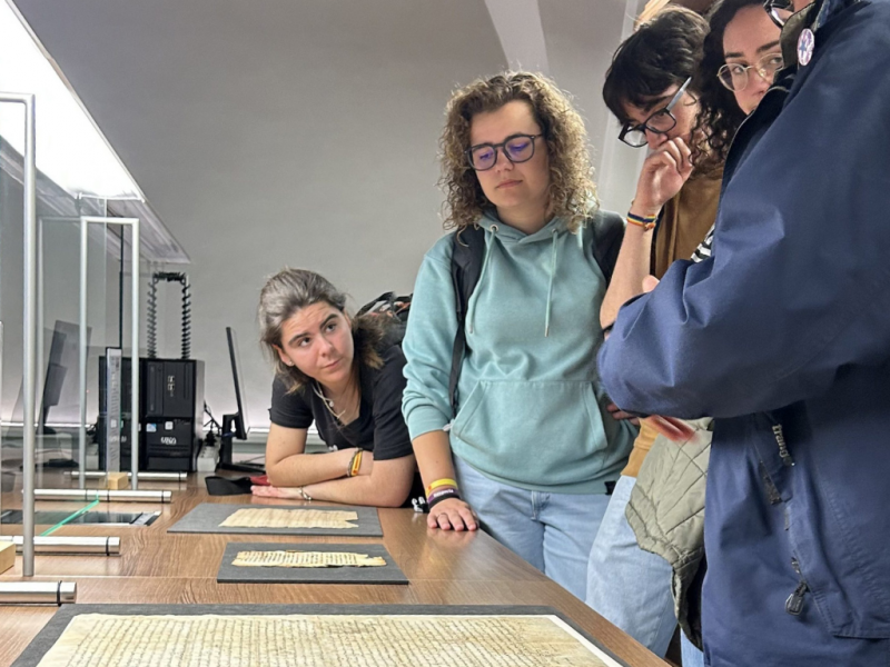 Visita dels estudiants del grau en Llengua i Literatura Catalanes de la URV a l’Arxiu Capitular d’Urgell, a La Seu d'Urgell.