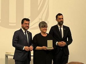 Rosa Queral, professora jubilada de la URV, rep la medalla president Macià de mans de Pere Aragonès, president de la Generalitat, i Roger Torrent, conseller del Departament d'Empresa i Treball.