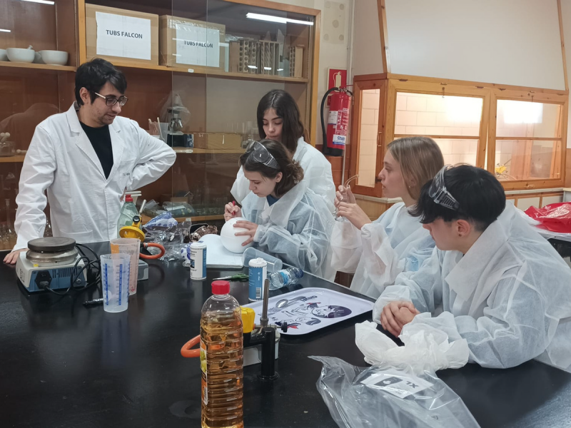 Estudiant de la URV i alumnes d'ESO participants al projecte Repte Experimenta a l'Aula.