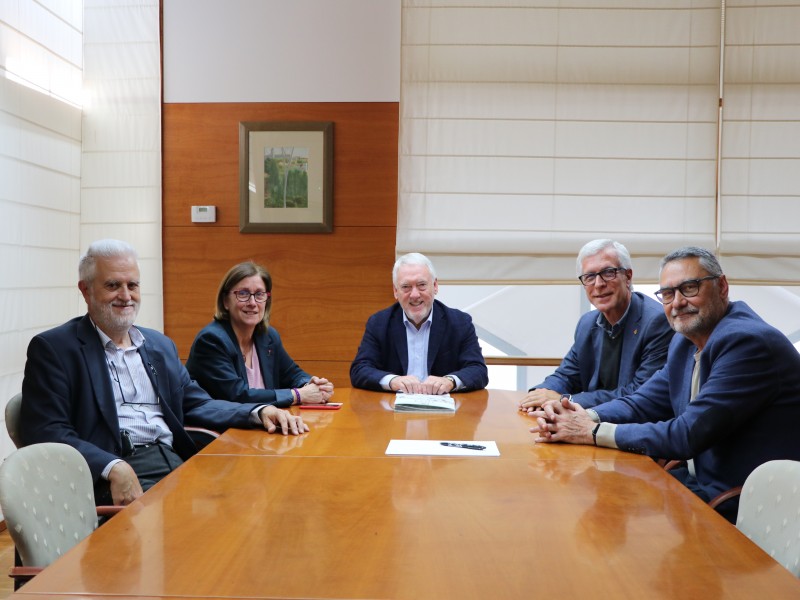 Josep Poblet amb la senadora Imma Costa i membres del grup socialista a la Diputació de Tarragona.