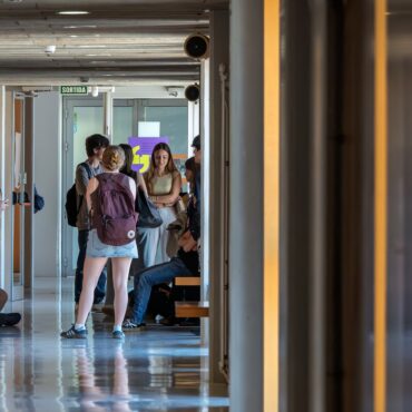 Estudiants a l'edifici de l'aulari del campus Catalunya