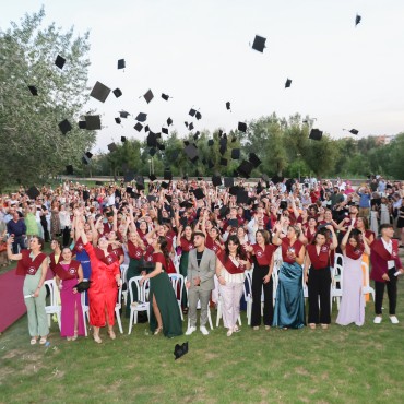Acte de graduació a l'espai verd del campus