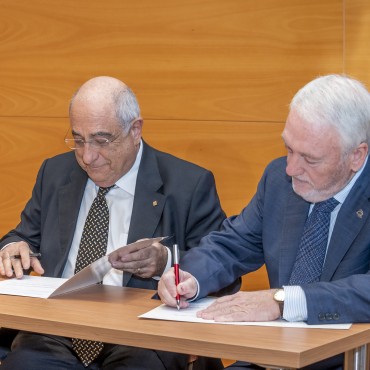 El conseller de Recerca i Universitats, Joaquim Nadal, i el president del Consell Social de la URV, Josep Poblet, firmen el document de presa de possessió del càrrec del president.