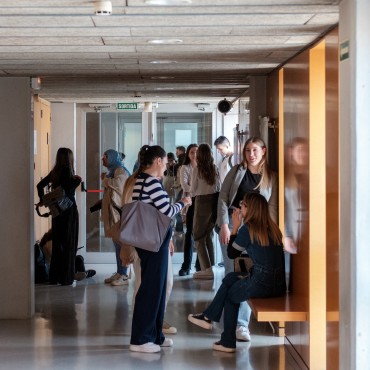 Estudiants a l'edifici de l'aulari del campus Catalunya