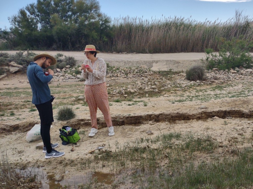 Els investigadors de la URV prenen mostres de sòl a les Barcenas Reales