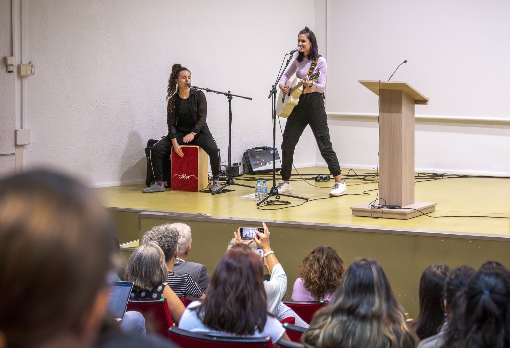 El duo Onniria ha realitzat una actuació musical amb el lema "Música per una societat lliure de violència de gènere".