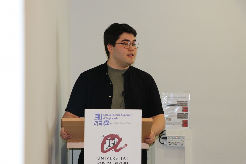 Sergi Sigró Barruz durant la presentació del treball "Desenvolupament d’una aplicació mòbil per a la gestió de voluntariat tortuga al litoral català”.