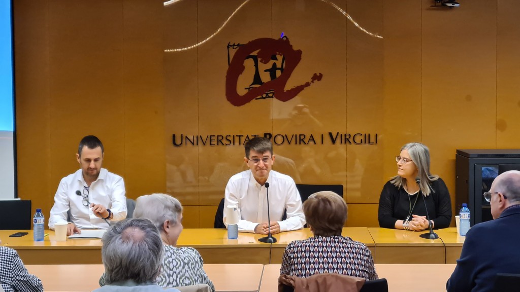 El rector, Josep Pallarès, s'adreça a Maria Bargalló durant l'acte d'homenatge, amb Antoni Nomdedeu, degà de la Facultat de Lletres, i Mª Dolores Jiménez, directora del Departament de Filologies Romàniques.