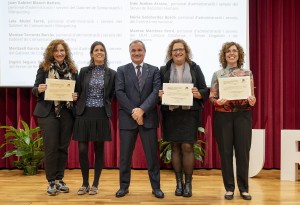 Montse Martínez Ferré (CRAI campus Catalunya i Servei Lingüístic i de Publicacions), Inés Acebes Arranz (Servei de Recursos Humans) i Núria Golobardes Bosch (Centre Internacional) reben el premi.