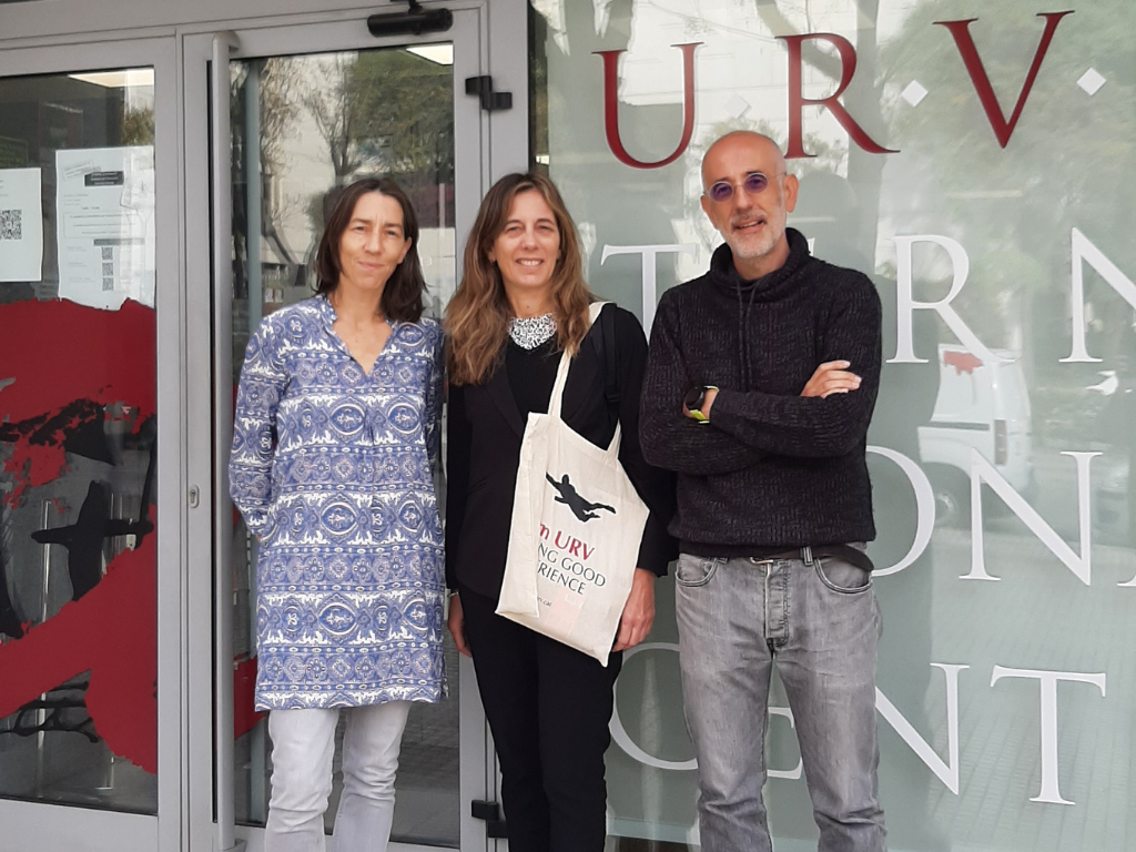 Gabriela Corsano during her visit to the URV International Center. To her right, Laureano Jiménez, from the Department of Chemical Engineering. To her left, Rebeca Tomás, from the I-Center