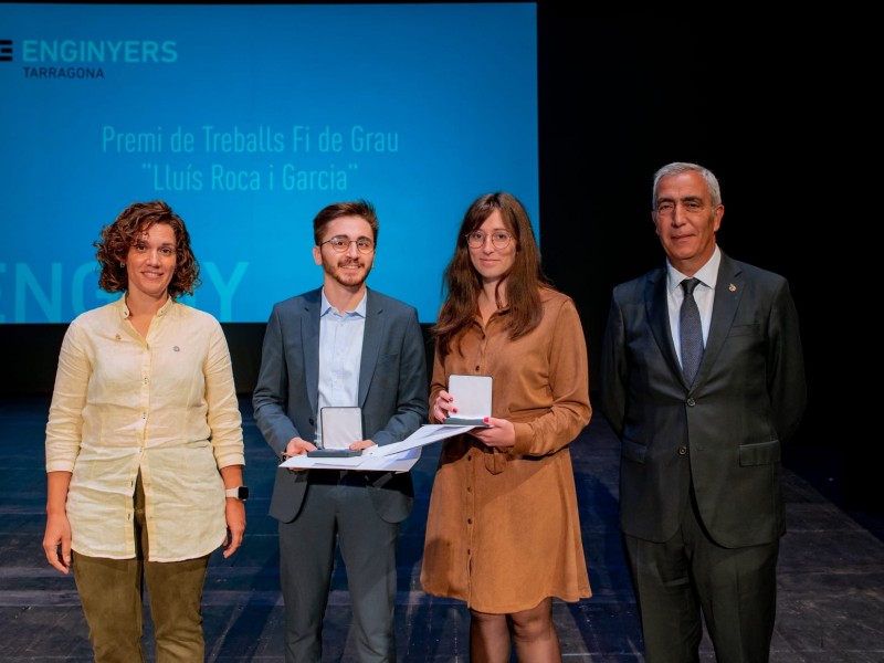 Gerard Burjalès del Amo i Alexandra Blanch Fortuna amb els premis al seu treball fi de grau