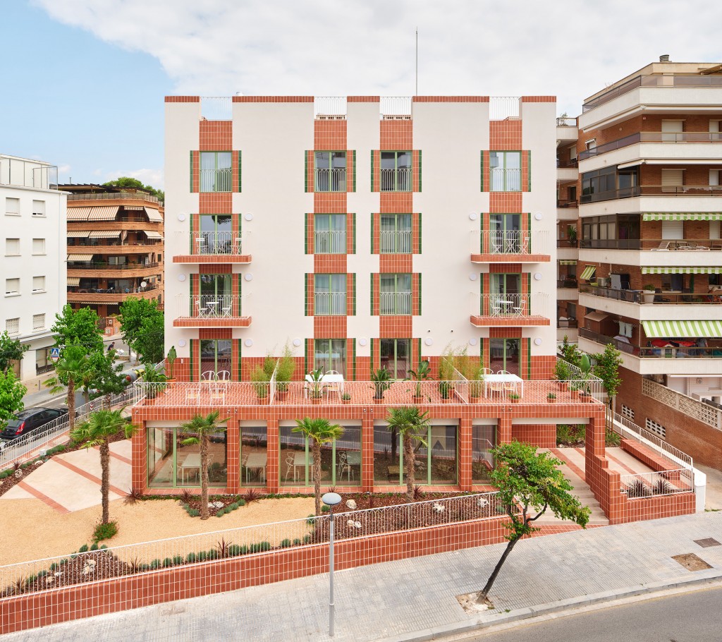 Transformació d'un edifici abandonat en 27 apartaments a Salou (Tarragona), que han fet Maria Rius, Ferran Tiñena i Arnau Tiñena.