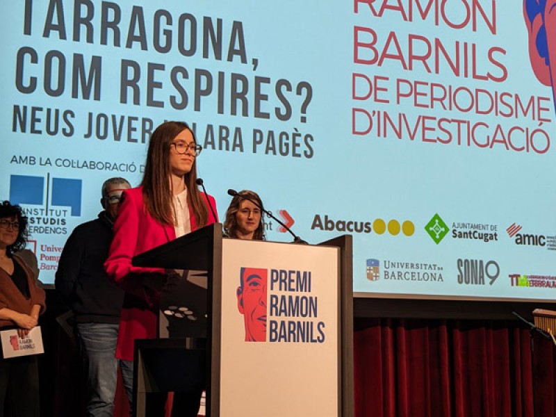Clara Pagès i Neus Jover durant l'acte de lliurament del Premi Ramon Barnils 2023.