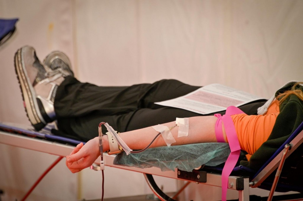 Donant de sang el primer dia de campanya de donació a la URV.