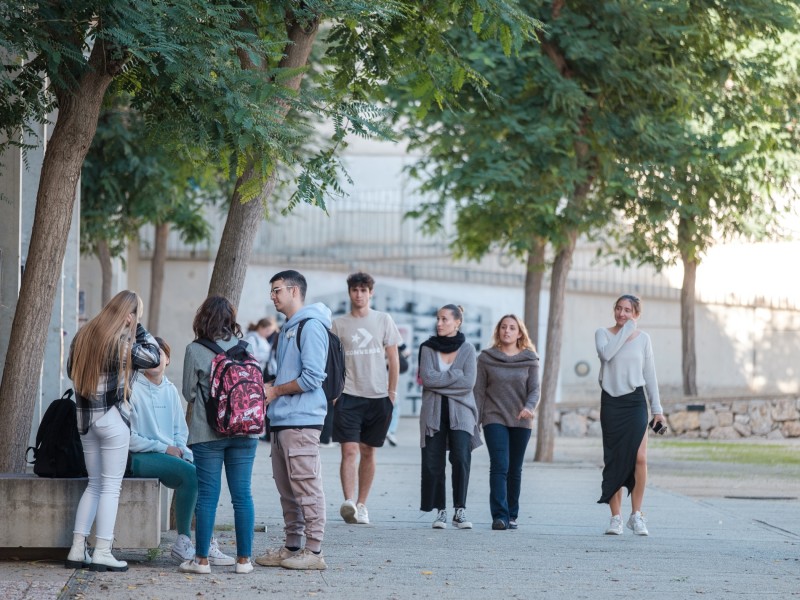 Estudiants al campus Sescelades.