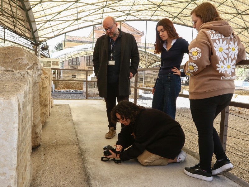 Estudiants d'Història de l'Art i Arqueologia de la URV durant el taller de fotogrametria a les jornades de Bessons Digitals, celebrades el 6 i 7 de març a la Necròpolis del MNAT.