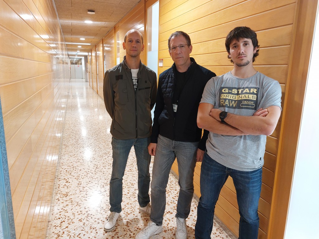 D'esquerra a dreta, XXXX, Jordi Castellà i Cristòfol Dauden, investigadors de l'estudi.
