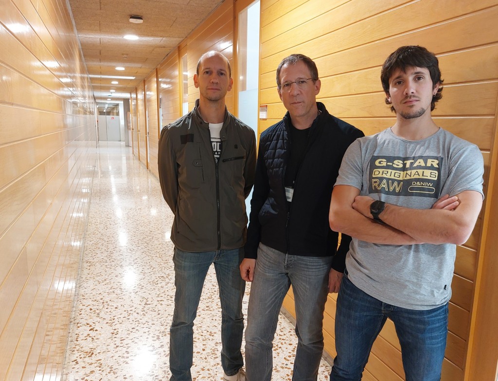 D'esquerra a dreta, XXXX, Jordi Castellà i Cristòfol Dauden, investigadors de l'estudi.