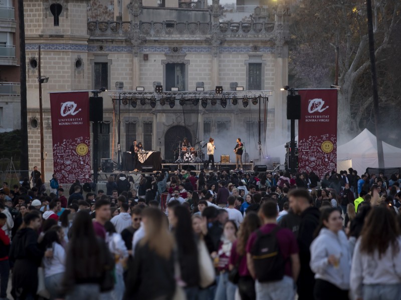 Un moment de l'actuació de Tremenda Jauría, durant la Festa Major de la URV