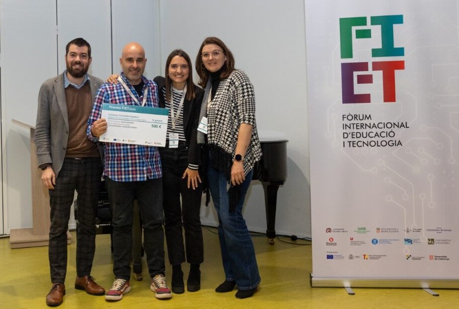 Representants de l'Escola Saavedra recollint el premi FIET Centres Transformadors.