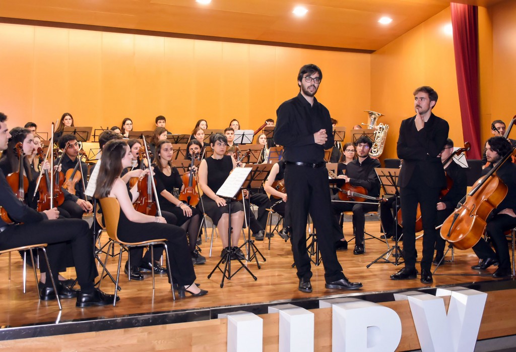 Eduardo García explica l'obra Ex Tulce a l'escenari amb l'Orquestra de la URV, dirigida per Miquel Massana.